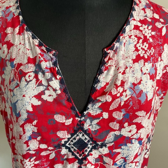 20. Lucky Brand Red and White Graphic Cap Sleeve Blouse Size Medium - Picture 2 of 9